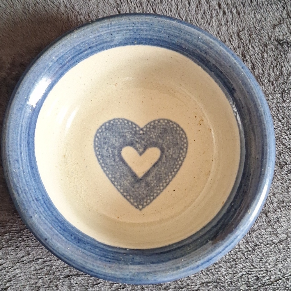 1995 Brinker Pots Pottery Bowl 5.5 in Blue and White w Heart Excellent Condition